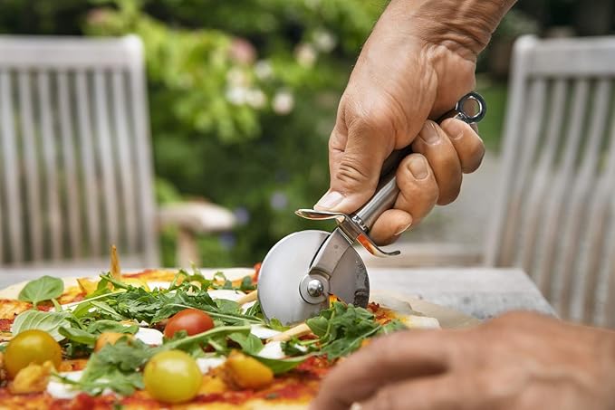 RÖSLE Pizza cutter and flambé cutter, high-quality pizza knife with sturdy wheel, ground blade on both sides, hand guard, stainless steel 18/10