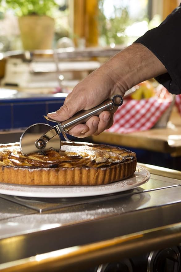 RÖSLE Pizza cutter and flambé cutter, high-quality pizza knife with sturdy wheel, ground blade on both sides, hand guard, stainless steel 18/10